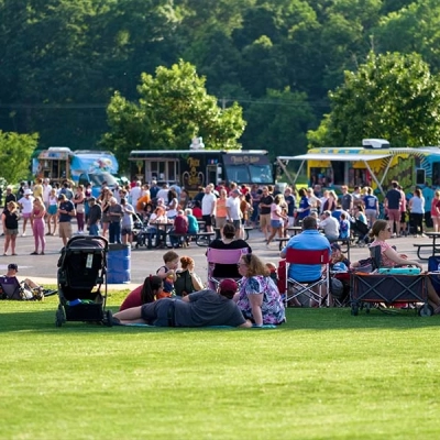 Enjoy the picnic-like atmosphere and live music